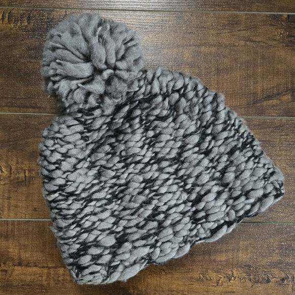 Everest Designs Wool Handcrafted Pompom Hat - Picture 4 of 7